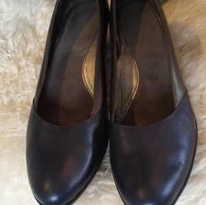 Women's classic navy and black patent Naot heel